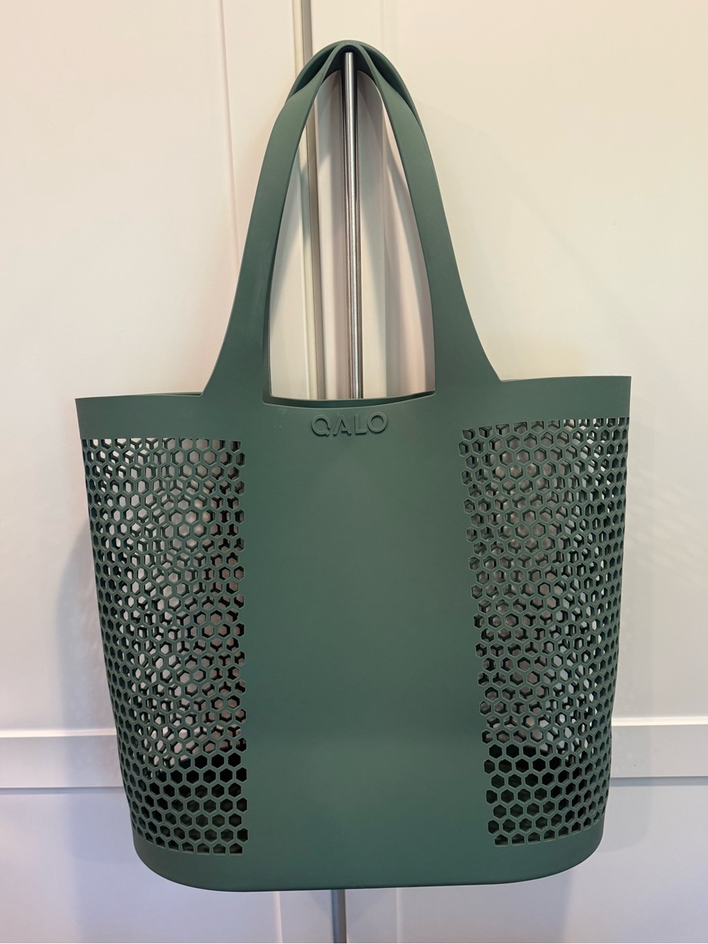 QALO Zephyr tote - teal silicone beach or pool tote